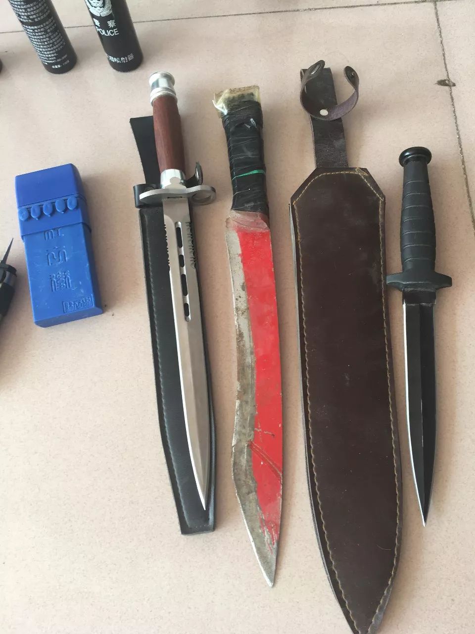 男子私藏警用器械 外出攜帶露馬腳 刀具